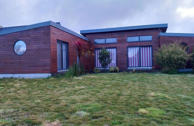 BETWEEN LAND AND SEA BRIGHT HOUSE ON ONE LEVEL, LARGE GARDEN