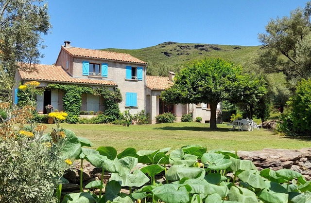 Between sea and mountains, apartment with garden view