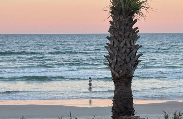 "Beverly's Place" Beachfront Apt Daytona Beach - just steps away from the ocean!