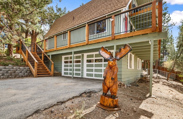 Big Bear Moose House - Views Of The Mountains! Foosball Table, Darts And Streaming! 3 Bedroom Home