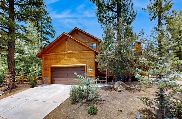 Big Bear White Skies ~ Fantastic cabin with fireplace, game room, mountain view, & hot tub