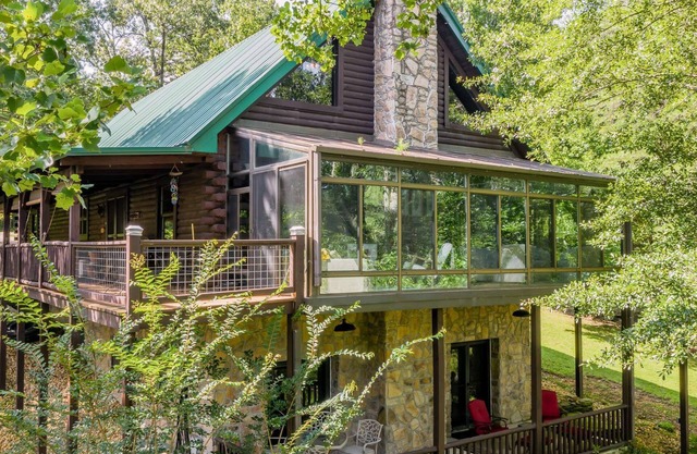 Big Bend Retreat: 5 BR, 3 BA in Houston, Sleeps 14