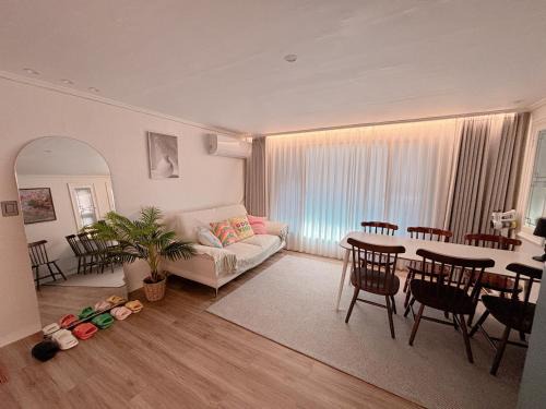 Big Family or Group Stay 3 Rooms 5 Beds SNU Station Line 2
