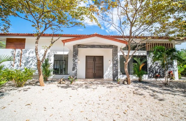 BIG VILLA 3 BEDROOMS, Private swimming pool in center of Tamarindo