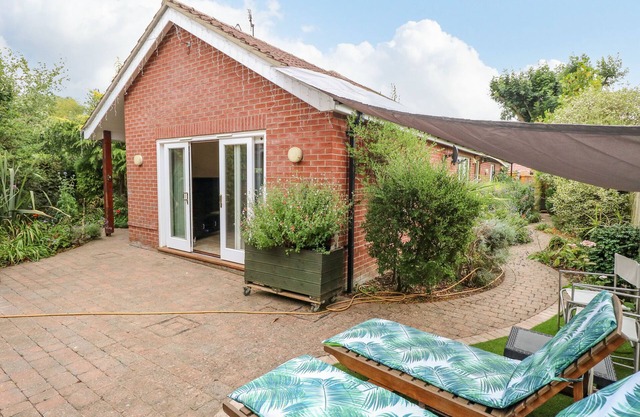 BIRCH COTTAGE, pet friendly, character holiday cottage in Brundall