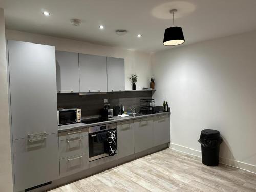Birmingham Solihull 1-Bed Apt Sleeps 3 w Parking