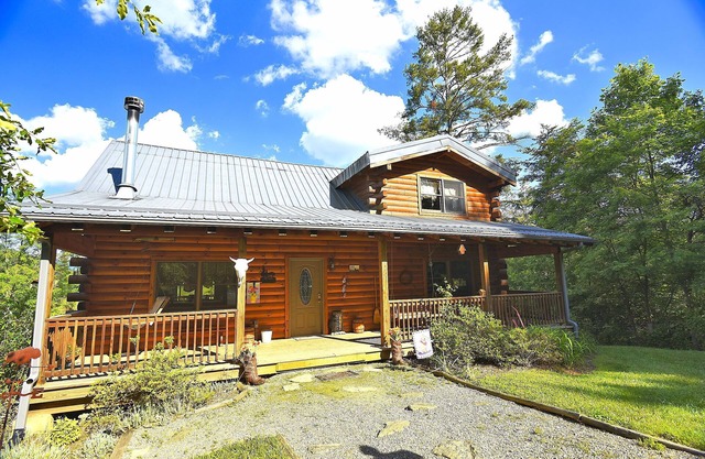 Bison Overlook Lodge. on a 65 Acre Bison Ranch!