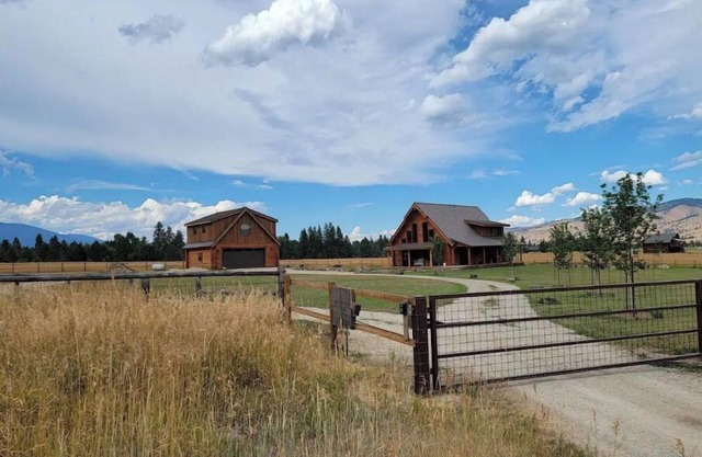 Bitterroot Paradise 1 BR Guesthouse