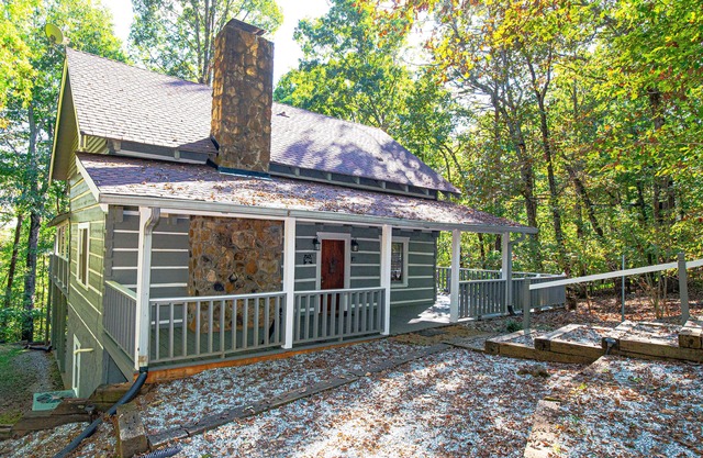 Black Bear Lodge 🪵cabin Hot Tub Fire Pit🔥 Large Decks Secluded 3 bed 2 bath