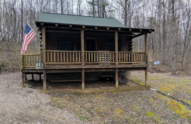 Black Bear Retreat in Hocking Hills minutes from ash cave