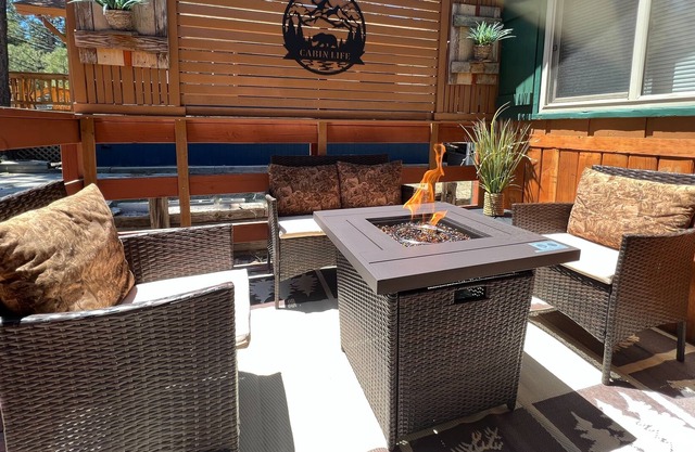 Black Bear's Lair - A Cozy Home Equipped With All The Essential Amenities For A Relaxing Getaway! 2 Bedroom Cabin