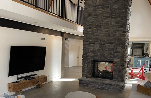 Black Lake Lodge Renovated spacious cottage, sleeps 16