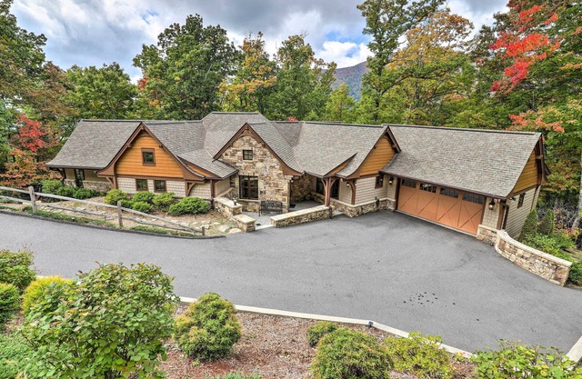 Black Mountain Lodge: Stunning Mountain Lodge near Asheville-with Breathtaking Views!