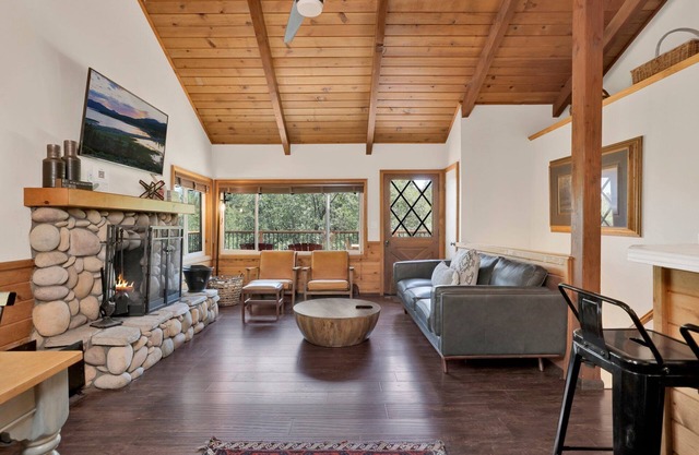 Black OAK Cabin #1977