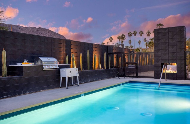 Blackhaus Suites by AvantStay – Modern Comfort in Downtown Palm Springs