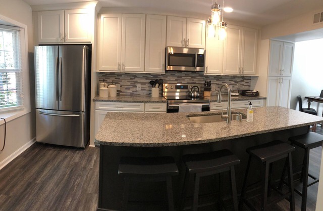 BLACKSBURG - Newly Renovated Luxury Townhouse - 1.1 Miles from Campus