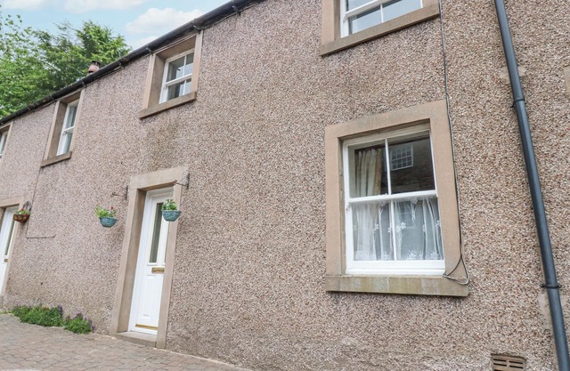 BLACKSMITH COTTAGE, pet friendly in Appleby-In-Westmorland