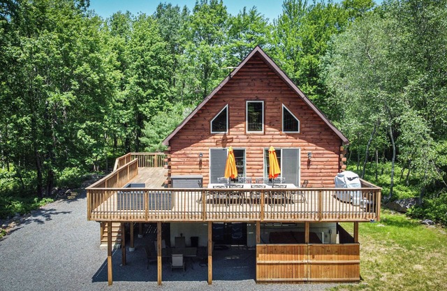 BLISS ~Log Chalet ~6BEDROOMS ~4 BA~GAMEROOMS ~HOT TUB~5 MIN. TO SLOPES