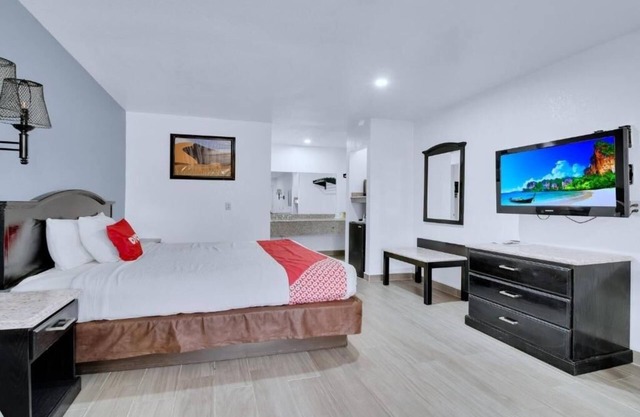 Blissful Room Near Dairy Queen – Pool, Pets Allowed & Parking Included