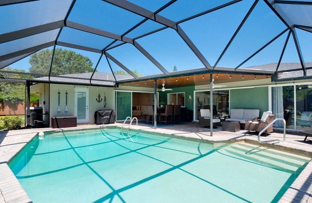 Blue Haven - 4BD/2BA/Bunkbed Room Getaway w Pool - NEAR AIRPORT!