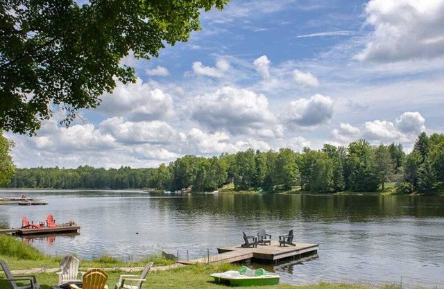 Blue Haven - Beautiful Haliburton Cottage w/ Hot Tub, AC, Wi-Fi, Watercraft