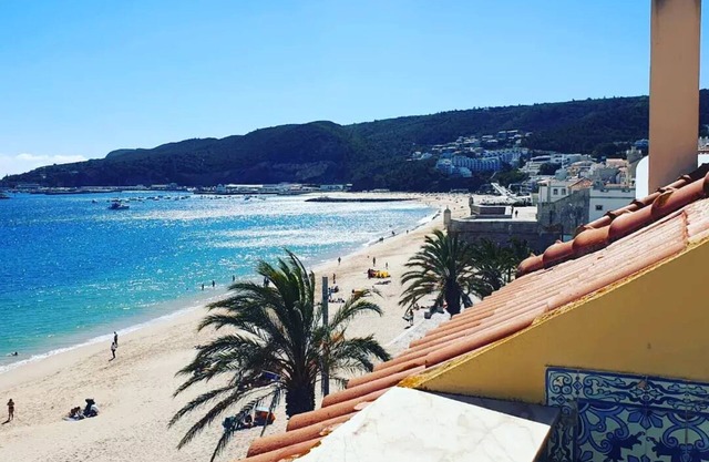 BLUE HOUSE SESIMBRA facing California beach, with garage