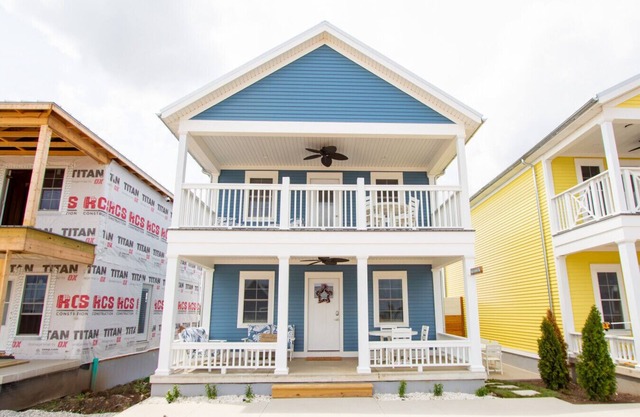 Blue Lagoon: 3 bed/2 bath Lakeside Cottage!