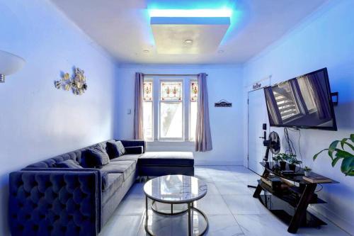 Blue Lounge - Downtown - Lafontaine Park
