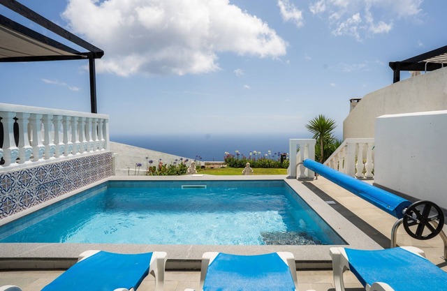 Blue Ocean Cottage. Private Heated Pool, Magnificent ocean view. Quiet location.