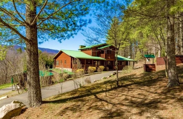 Blue Ridge Mountain Cabin; chill vibes, scenic views, nearby hiking and wineries