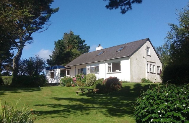 BLUE SEAS, pet friendly, country holiday cottage in St Mawes