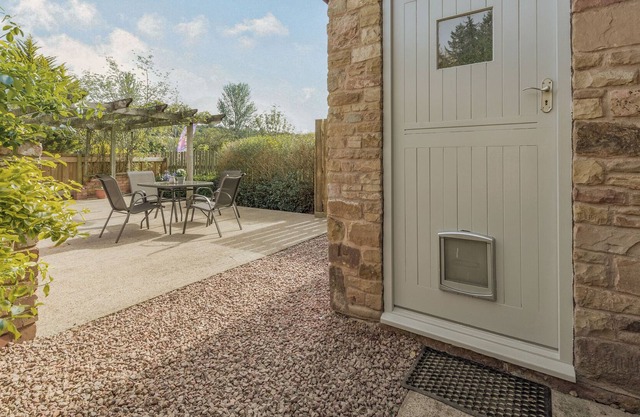 BLUEBELL COTTAGE, pet friendly, character holiday cottage in Newent