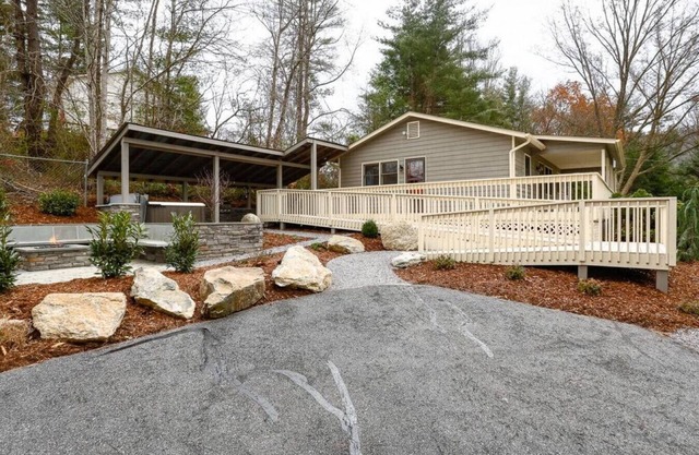 Bluebird Cottage - Hot Tub, Firepit, 15 mins to DT Asheville