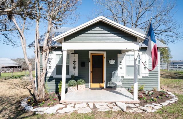 Bluebonnet Bungalow near Roundtop 1940s farmhouse with 2022 comfort
