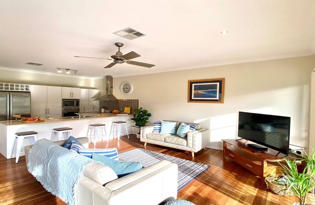 Bluey's Lodge - ideally located family entertainer, close to One Mile Beach