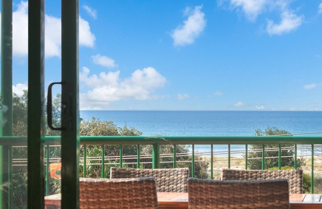 Boardwalk Pacific 8 - Beachfront Bilinga - Min. 3 Night Stays!