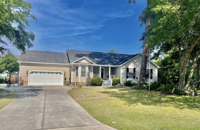 Boat friendly coastal home - 3 minute drive to beach, 5min drive to boat access.
