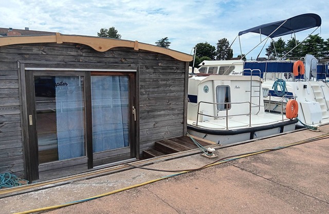 Boat Stay Digoin: Cozy Wooden Cabin | Sleeps 6 | Terrace | Near Canal Bridge