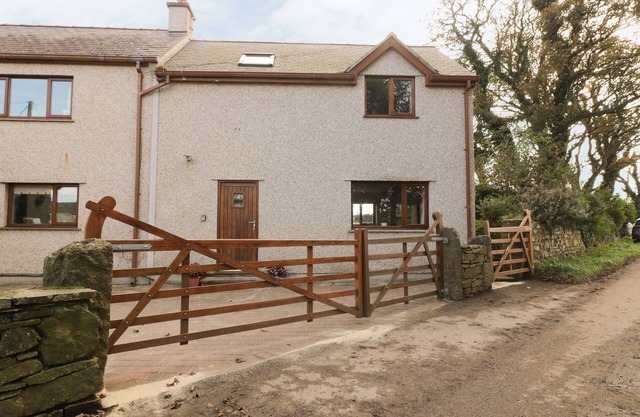 BODNEITHIOR, family friendly, with a garden in Llanerchymedd