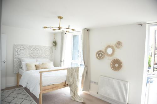 BOHEMIAN DELUXE 2 Bed Serviced Apt & Free Parking!