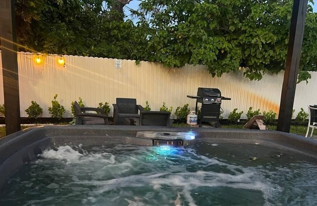 Boho-Theme, Hottub to die for, Bar Harbour, BBQ, 15 min Beaches, Pet friendly