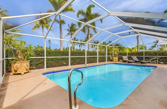 Bokeelia Oasis! Heated Pool, Sleeps 12!