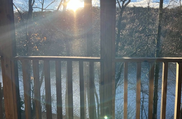 Boo Boo's Cabin - Charming Lake Front Cabin located 5 miles to Helen, GA!