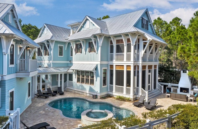 Book Now for Fall Stays! Private Pool! Relaxing Green Space! 6 Adult Bikes!