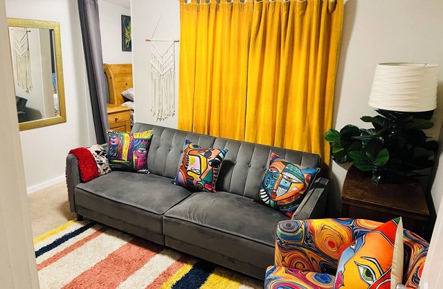 Book one week or more and get 10% discountnStylish 2 BR Suite in West Seattle!n
