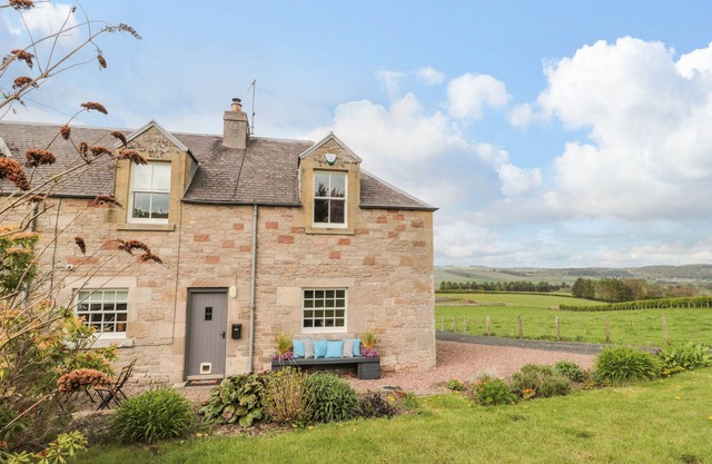 BORDERS COTTAGE, pet friendly, character holiday cottage in Jedburgh
