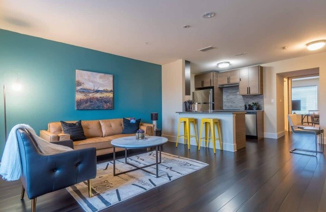Boulevard Stays 8 mins to Downtown King Bed Pool, Parking Gym 01