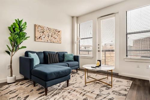 Boulevard Stays Prime SoCo 2BR Walk Downtown Pool Gym Parking
