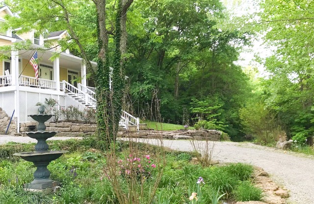 Bourbon Estate Trail sleeps 12, 6 BRs, 47ac of Waterfalls, Meadows and Creek