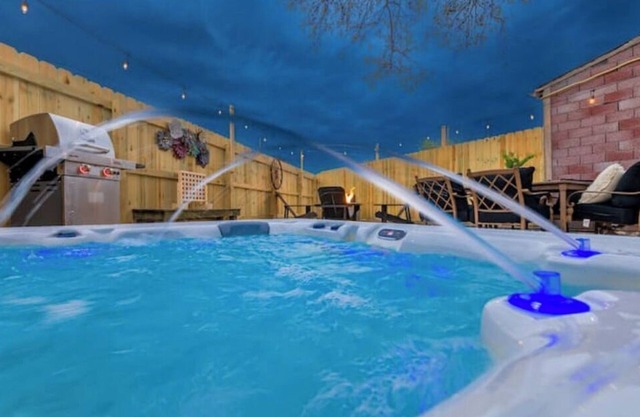 Bourbon tour destination w/hot tub & outdoor area